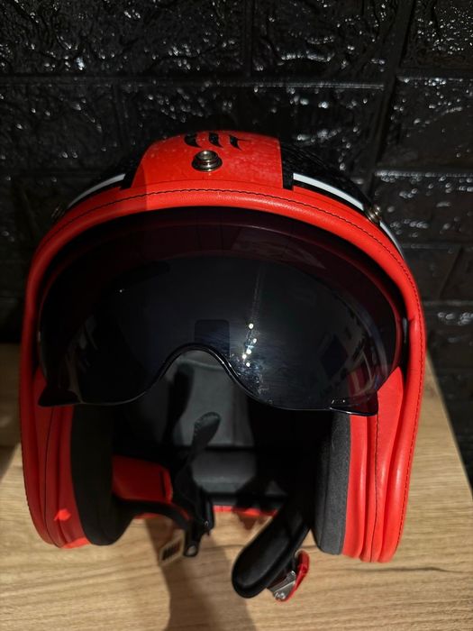 Capacete, com óculos sol