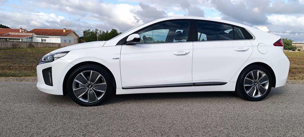 Hyundai IONIQ 1.6 GDI Hybrid  TECH (HEV) de 141 cv- COMO NOVO