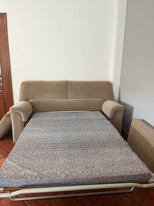 Sofá cama com padrão bege