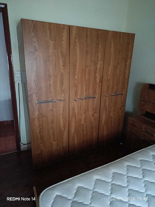 Quarto completo em madeira – Roupeiro + Cómoda + Cabeceira