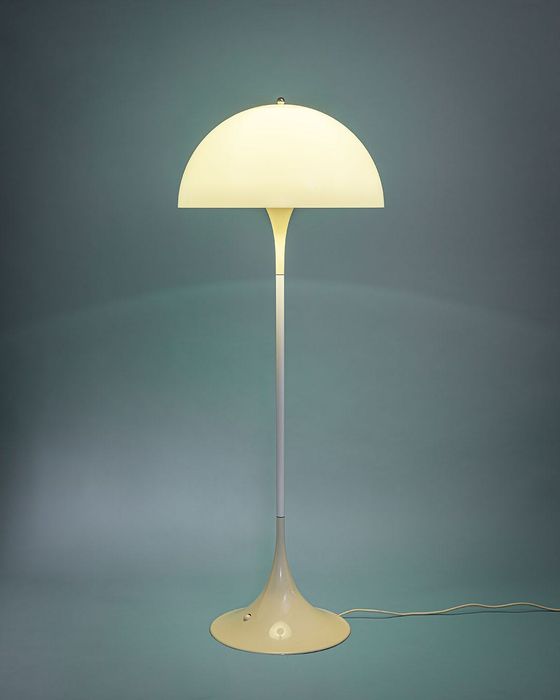 Lampa podłogowa Panthella zaprojektowana przez V. Pantona, Dania.