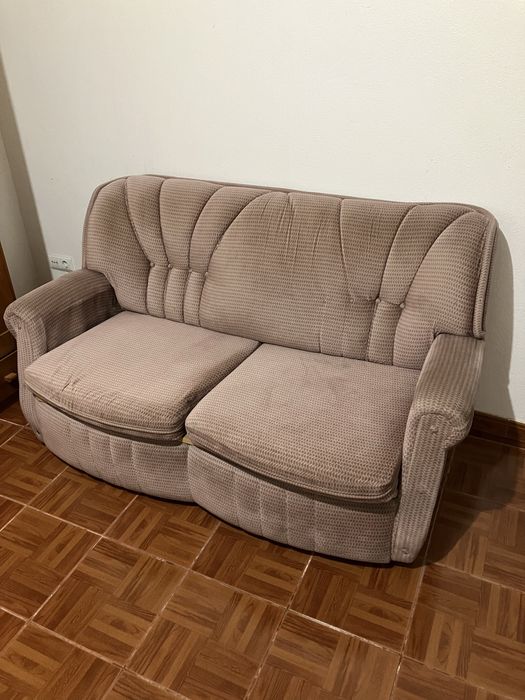 Sofá de dois lugares em tecido