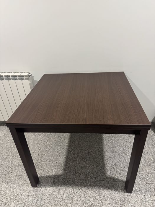 Mesa de sala de jantar/cozinha desdobrável.