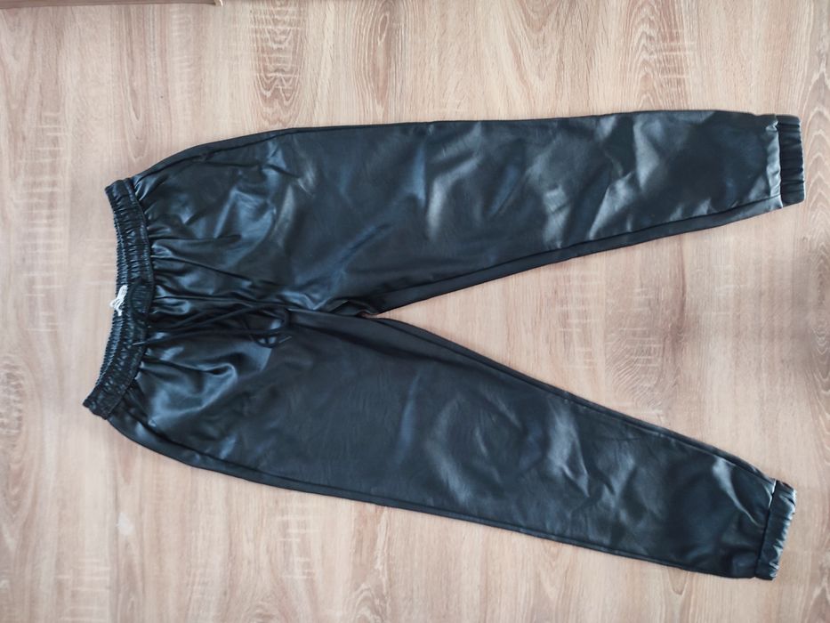 Spodnie z imitacji skóry Pull&Bear