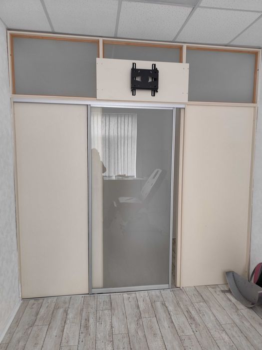 Перегородка со стекланными вставками