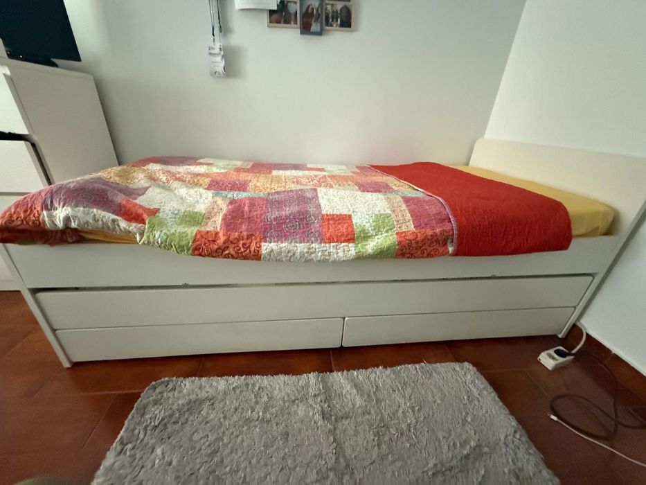 Cama solteiro com 2 colchoes incluido e a mesa de cabeceira