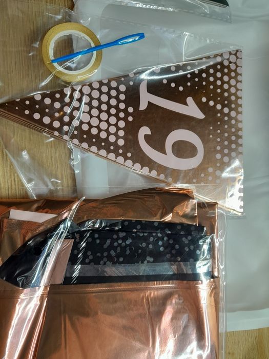 Zestaw dekoracji na 19 urodziny balony foliowe zwykłe i chorągiewki