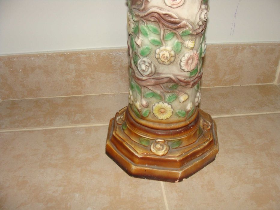 Coluna Decorativa Ornamentada de Flores