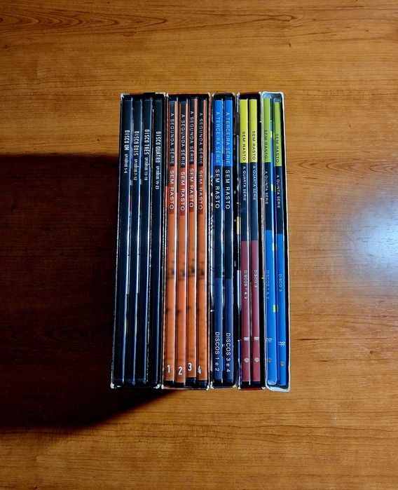Série SEM RASTO - 5 Temporadas/ 118 Episódios / 18 dvds duplos