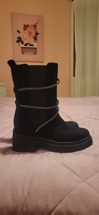 Botin preto e prateado