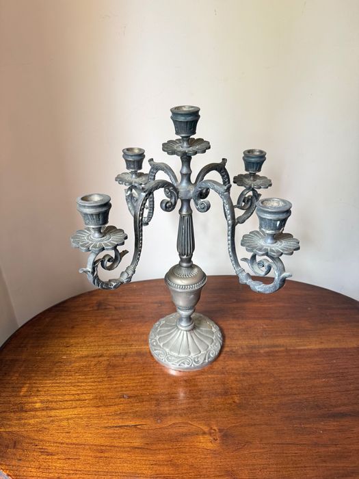 Candelabros de metal