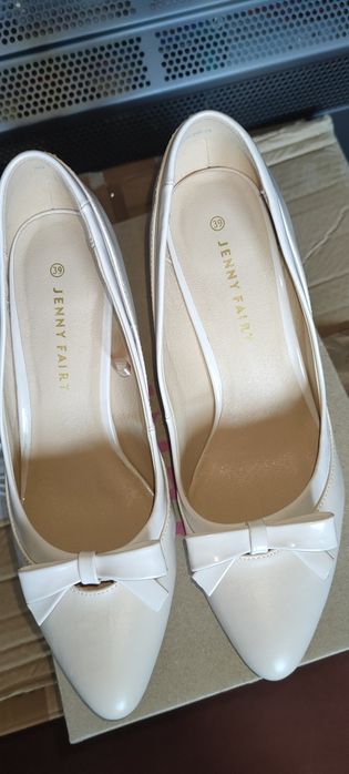 Nowe kremowe  szpilki