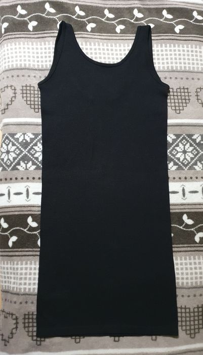 Czarna dopasowana sukienka