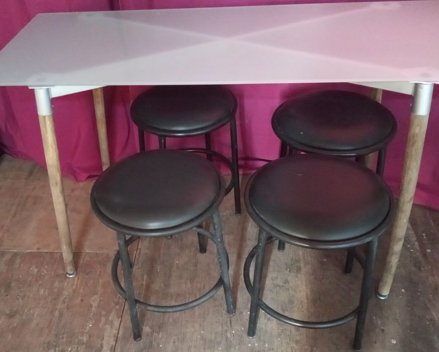 Conjunto de mesa e bancos