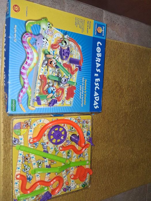 Jogo infantil Cobras e Escadas