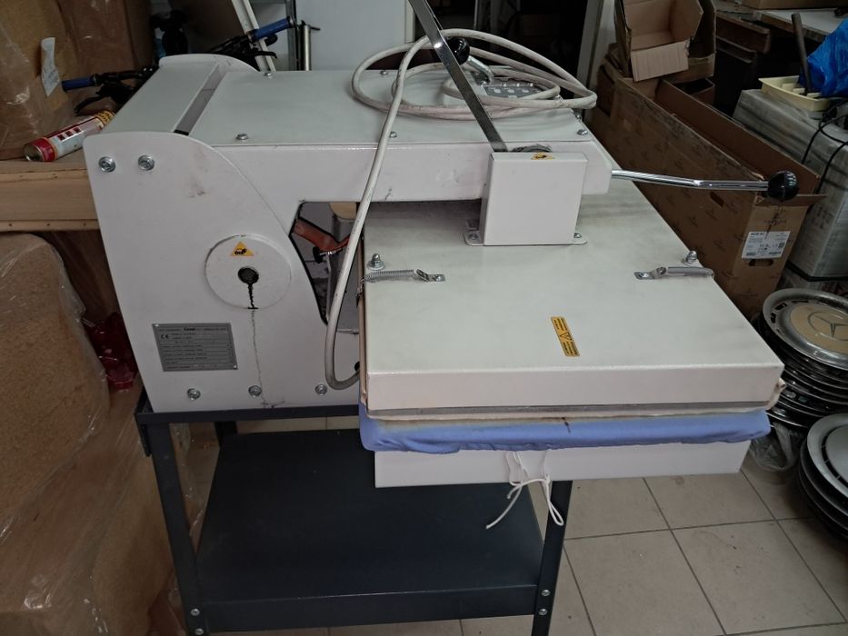 Sprzedam  pakiet ,podklejarkę ,nóż, overlock,renderkę, dwuigłówkę,stęb