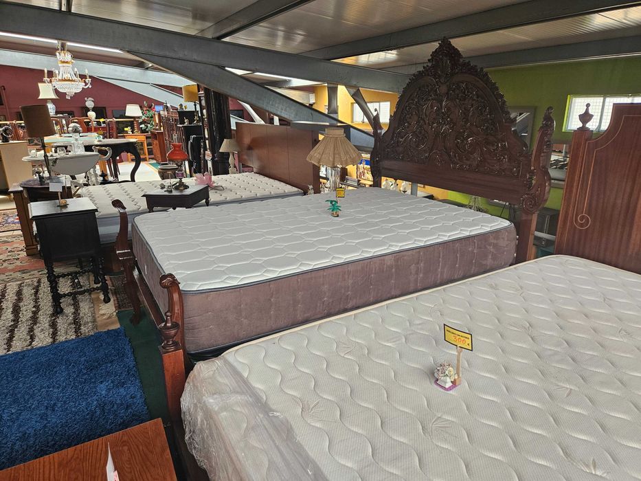 Cama antiga em madeira com estrado e colchão - óptimo estado geral