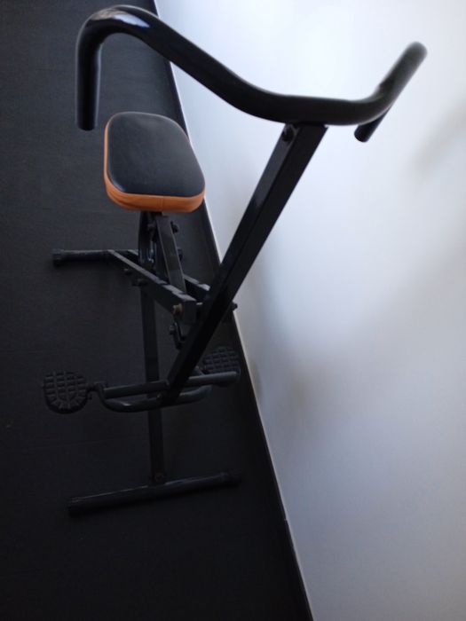 Máquina fitness corpo todo e movimentação