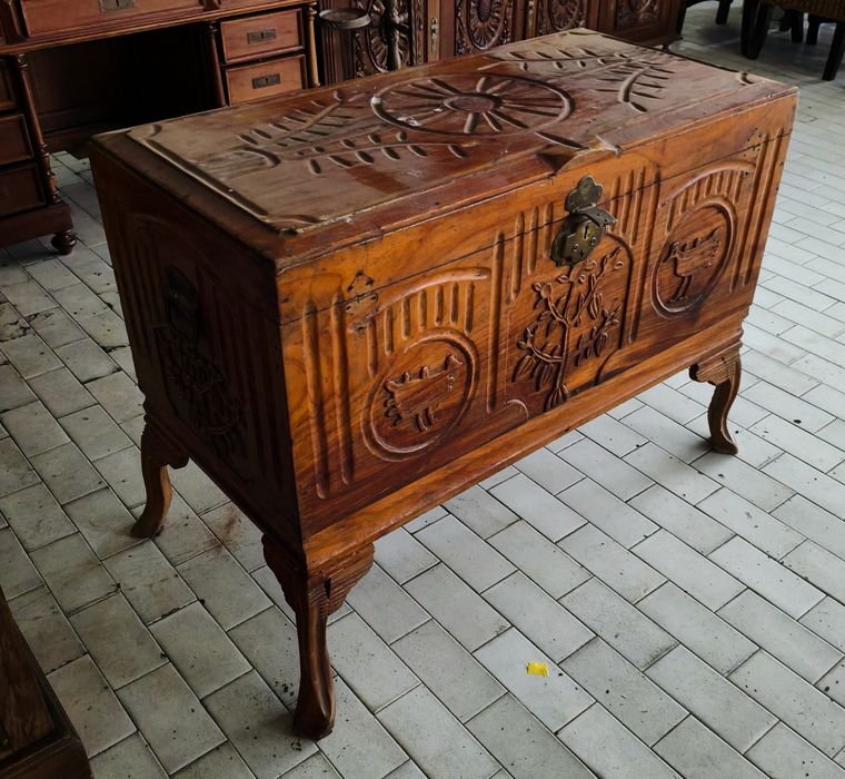 Arca baú antigo em madeira