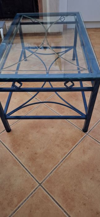 Mesa de centro, candelabro com jarra e porta cd's.