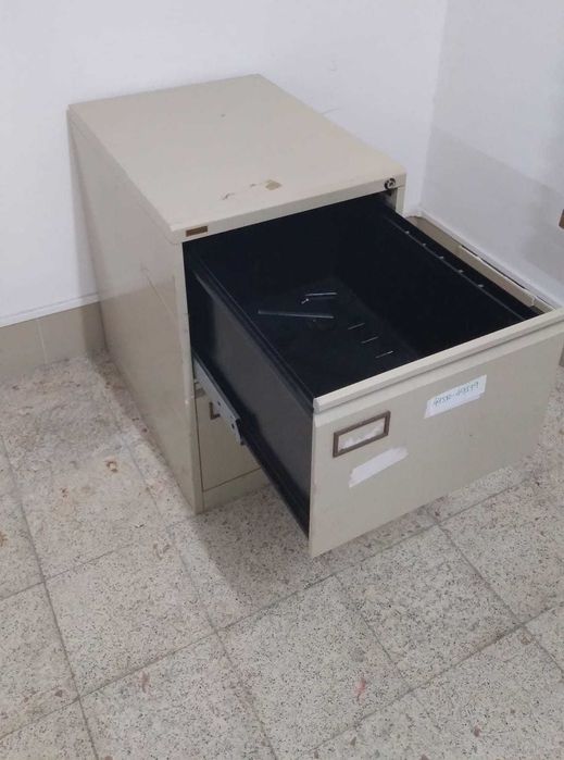 Arquivo metálico com gavetas