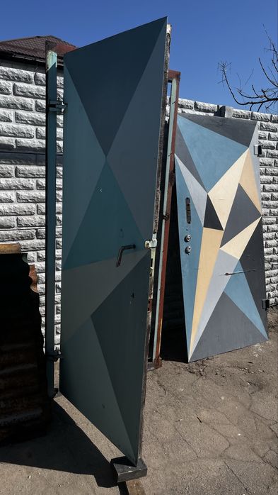 Двери металические с луткой