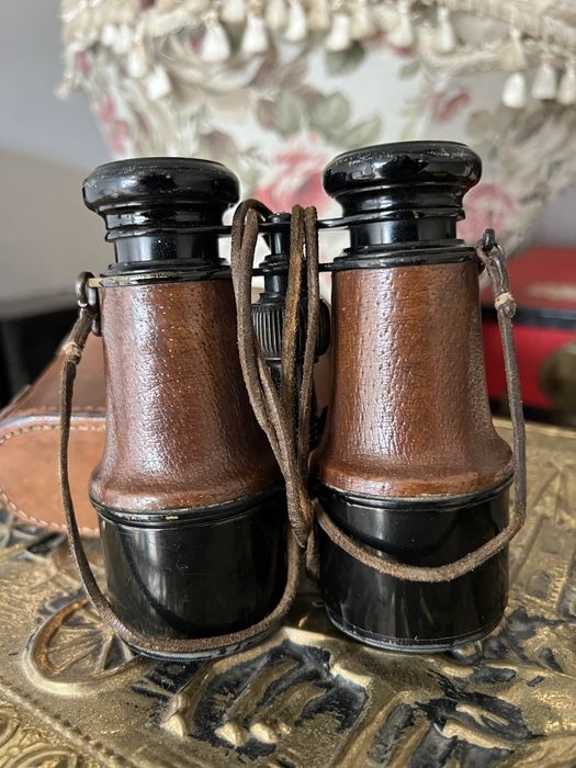 Zabytkowa lornetka oficerska z futerałem