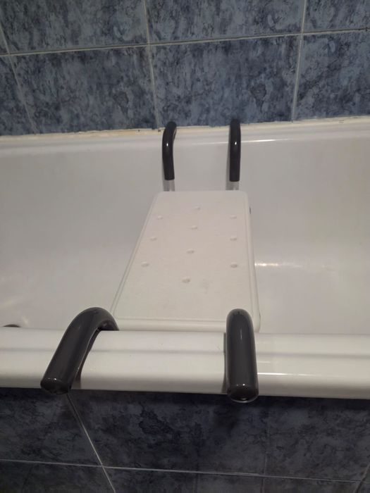 Cadeira de banho e barra de apoio