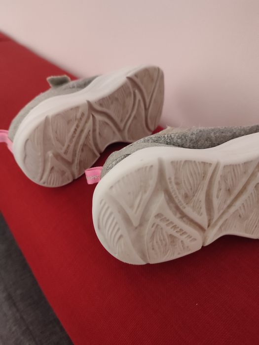 Кросівки  на дівчинку 27 р