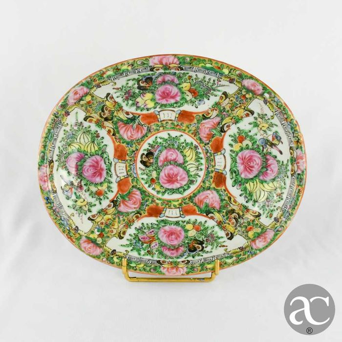 Travessa porcelana da China, decoração Mandarim séc. XIX, com reservas