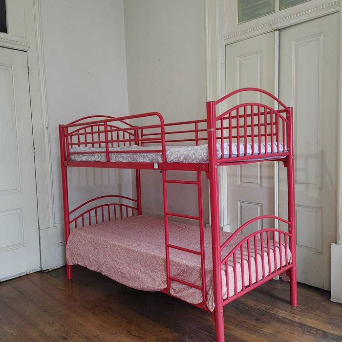 Beliche de ferro com colchões em bom estado de uso