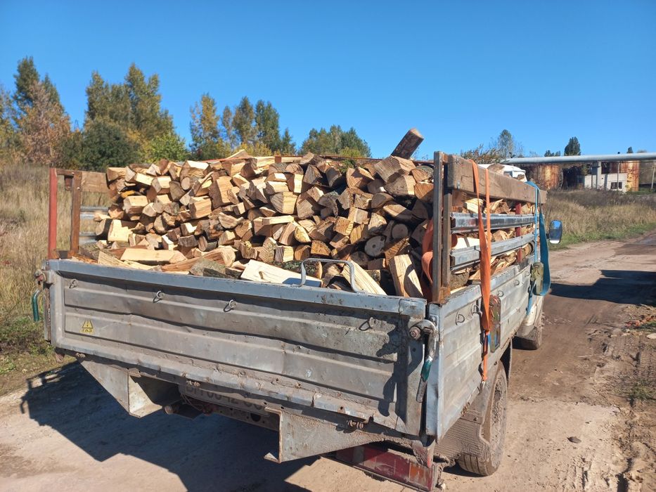 В наявності!!!Дрова колоті дуб та ясен укладені в машині чесний об'єм
