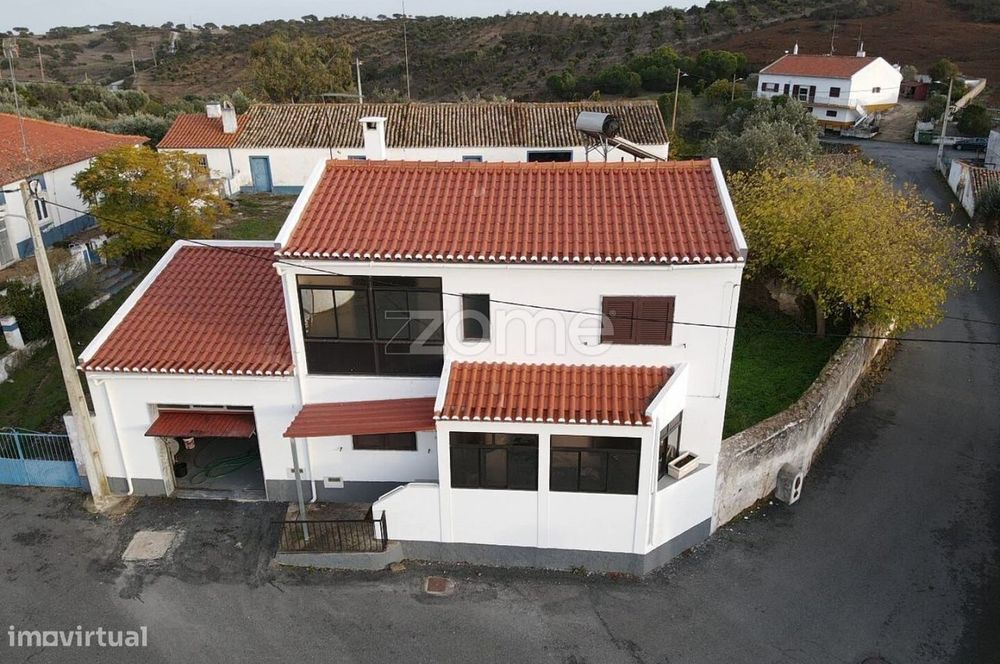 Moradia V4 em Gorazes, Almodôvar com dois andares e garagem privativa