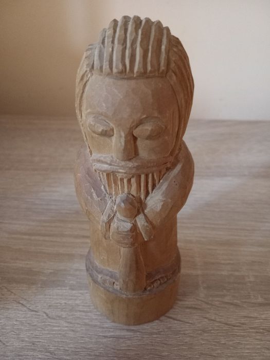 Stara ręcznie rzeźbiona figurka