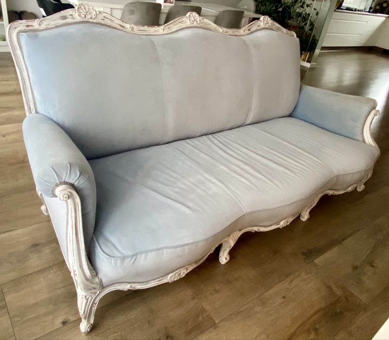 Błękitna francuska sofa