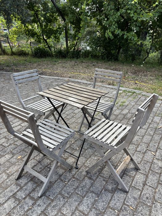 Conjunto de Móveis de Jardim em Madeira – Mesa + 4 Cadeiras + 2 Mesas Dobrável