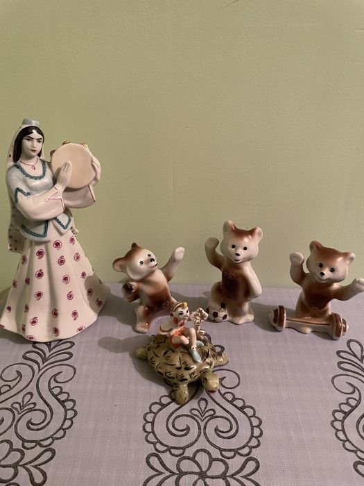 Продам фарфорові статуетки