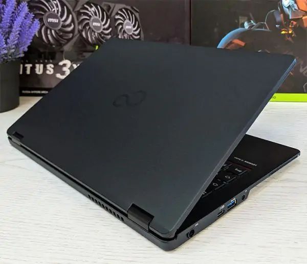 Ігровий ноутбук для ігор роботи навчання важких завдань Fujitsu H780