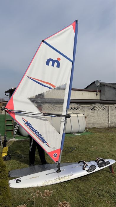 Deska windsurfingowa z żaglem