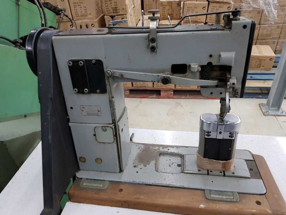 Máquina de costura de 2 agulhas marca Adler, mod. 268-203S