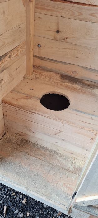 Туалет вуличний деревяний