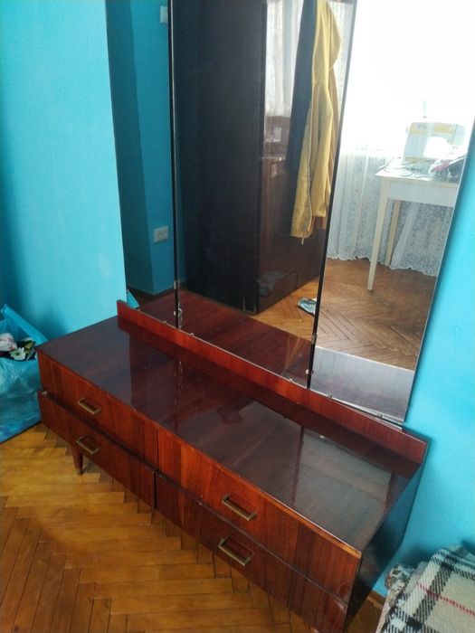 Трюмо з дзеркалом.