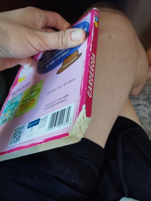 Książka lucynka poznaje świat garderoba