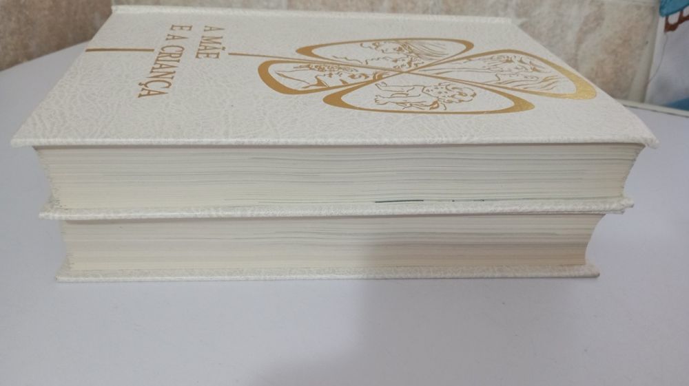 Dois volumes livros A mãe e a criança