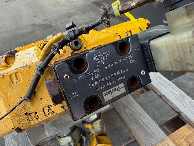 rozdzielacz hydrauliczny duży do wiertnicy bauer