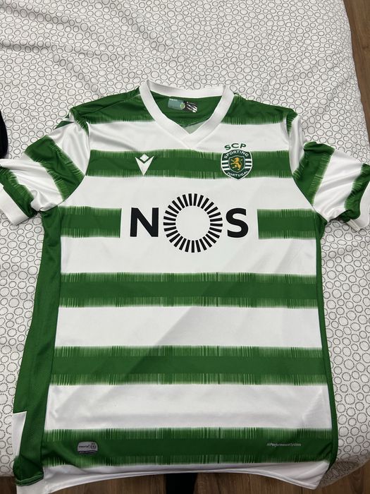 2 camisolas do sporting oficiais em otimo estado sem dano nenhum. Uma camisola tamanho XL da nos macron e outra camisola tamanho S.