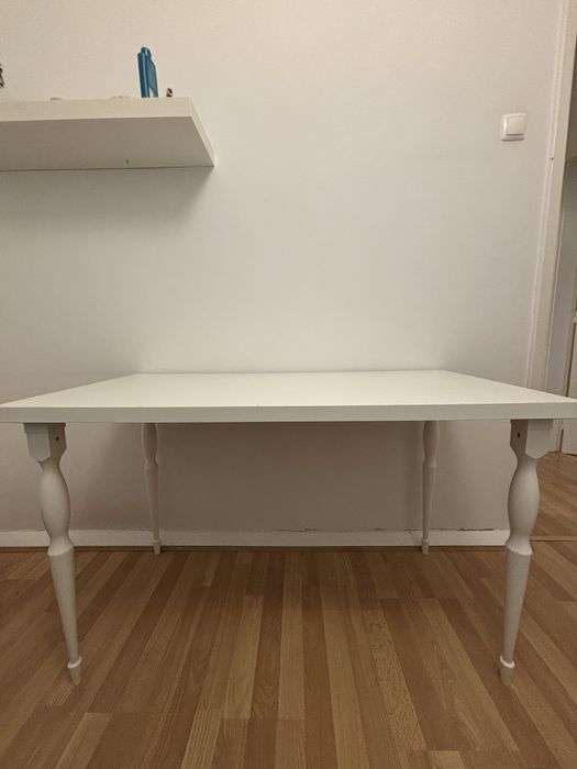 Vendo secretaria branca com pequenas marcas  de uso por 20€