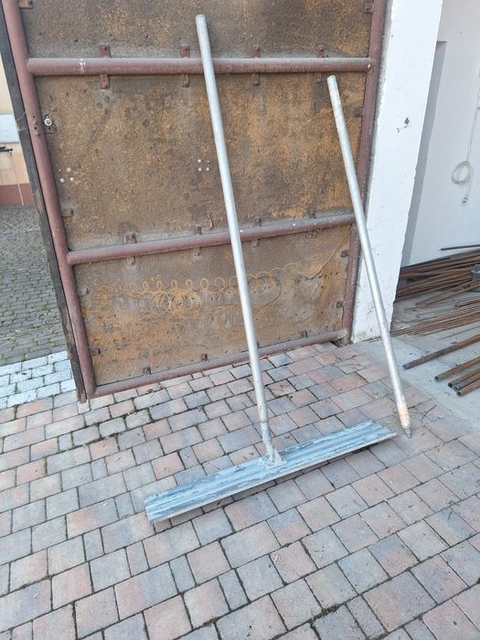 Listwa wygładzająca do betonu.