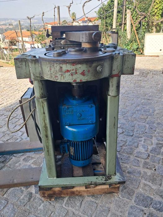 Máquina de moldar e vergar ferro