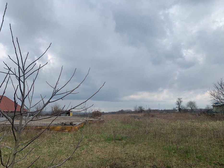 Продається підготовлений майновий комплекс у центрі села Давидківці, неподалік Хмельницького.